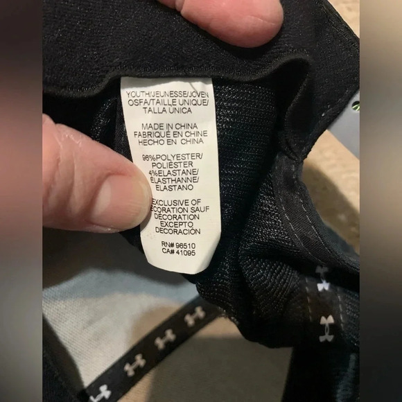 Under Armour Yourh Black/gray SnapBack hat - Picture 4 of 4